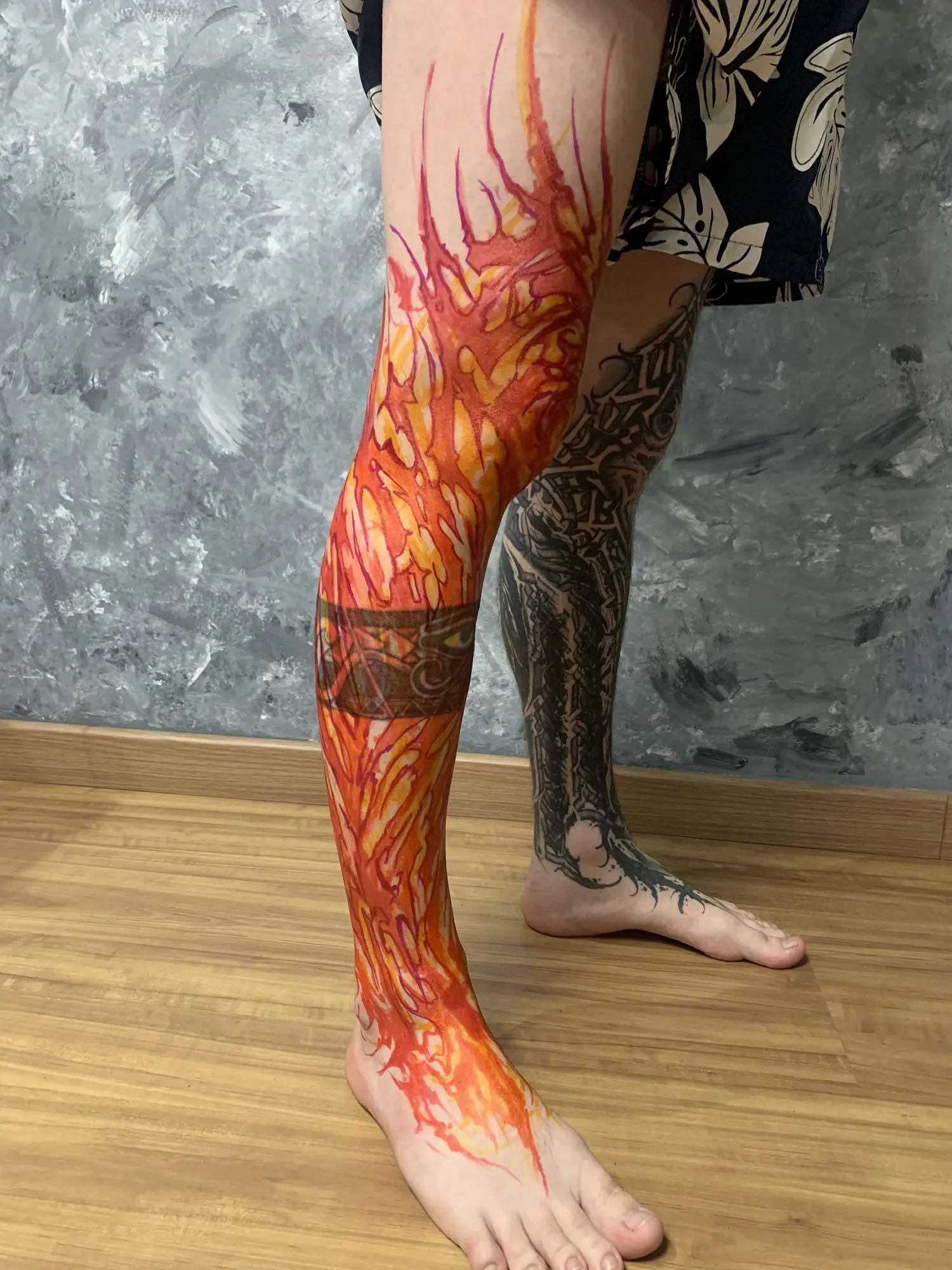 Chamas em vermelho e laranja subindo pela perna, dark feito à mão livre