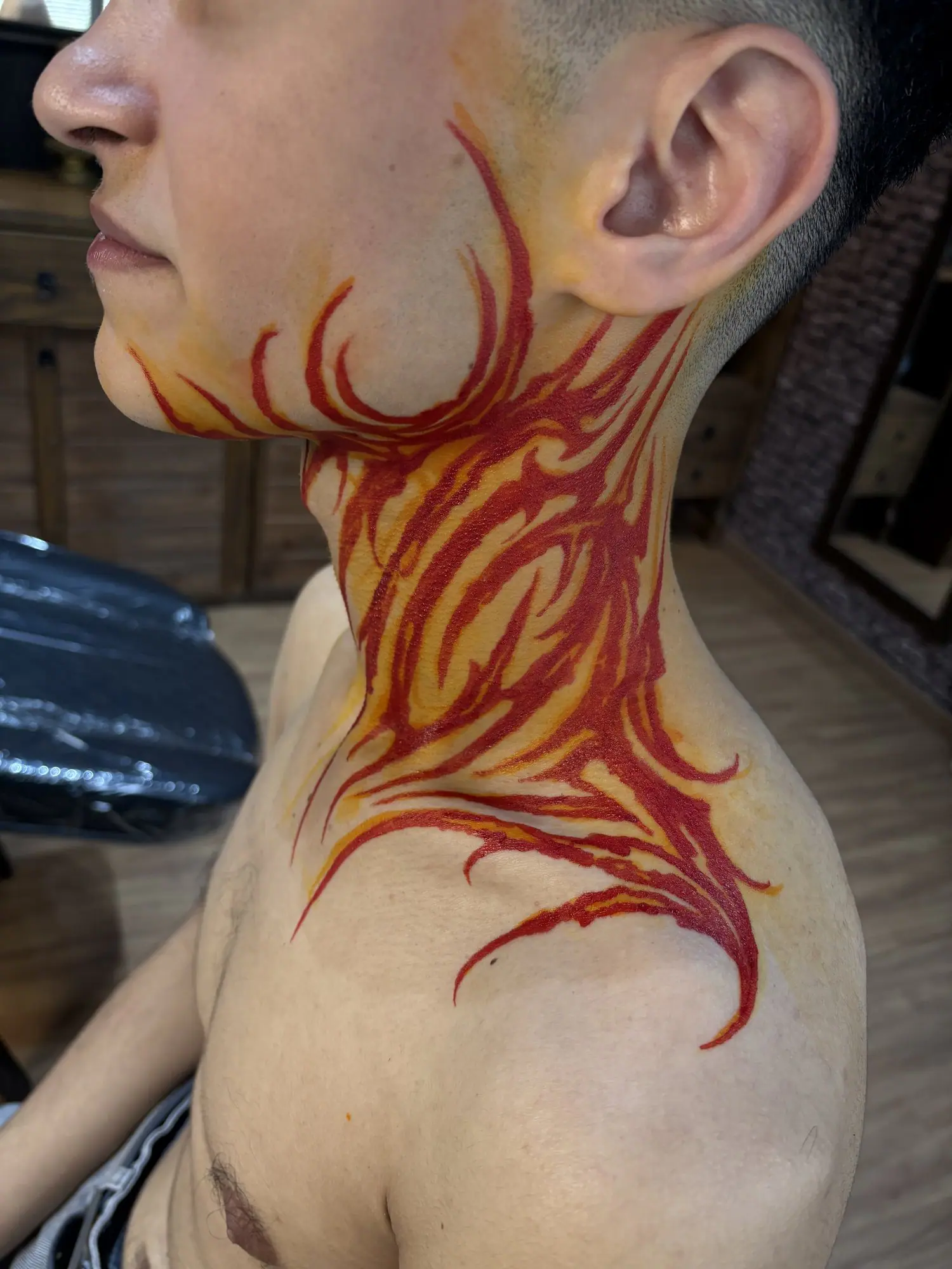 Dark ornamental em vermelho e laranja no pescoço, feito à mão livre