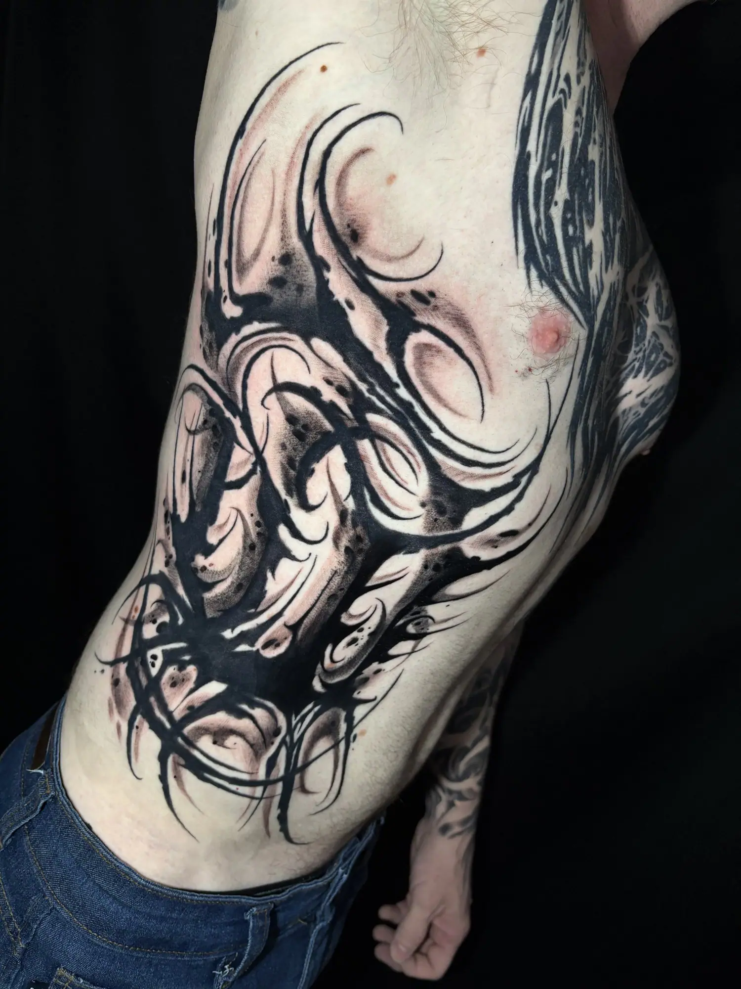 Dark ornamental em preto na costela e no quadril