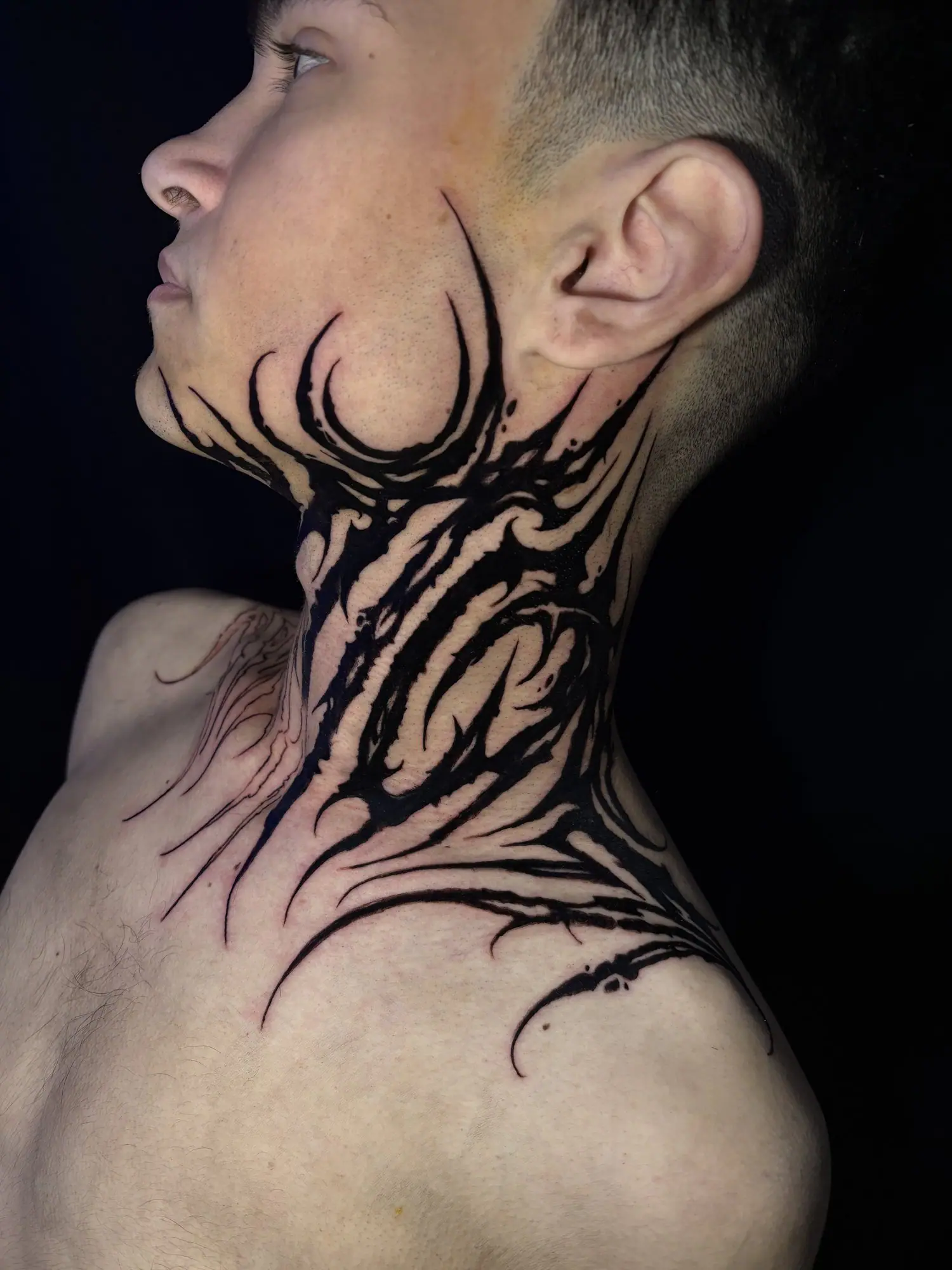 Dark ornamental em preto sólido subindo pelo pescoço