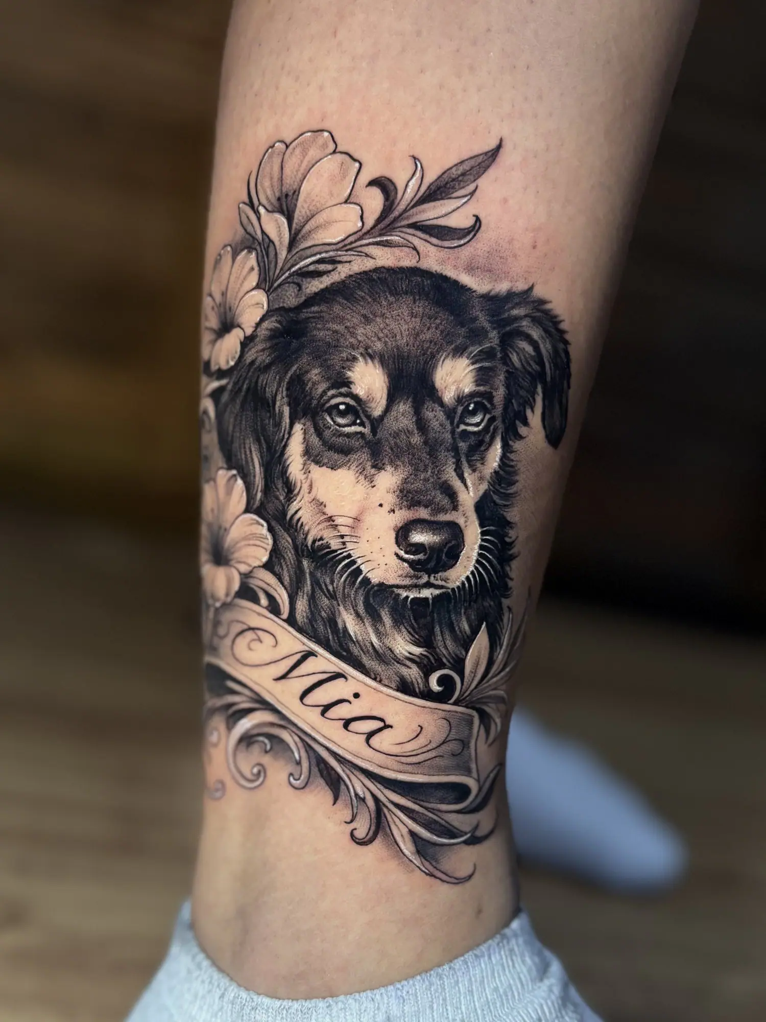 Retrato da cachorra Mia com flores e faixa na perna