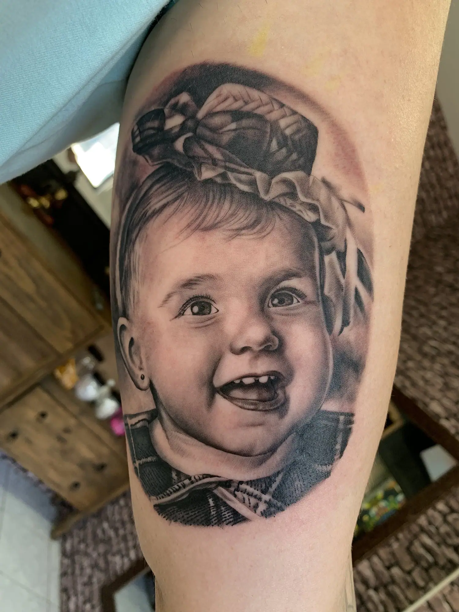 Retrato de criança sorrindo em realismo no braço